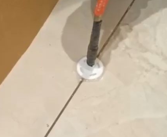 东山瓷砖空鼓维修公司专业解答瓷砖在铺贴过程中，如果没有涂抹均匀到位的粘结材料（如水泥砂浆或瓷砖胶），可能会导致以下问题